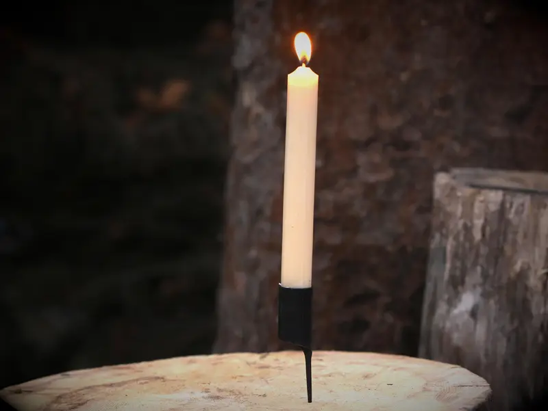 rustikaler Kerzenhalter mit Kerze